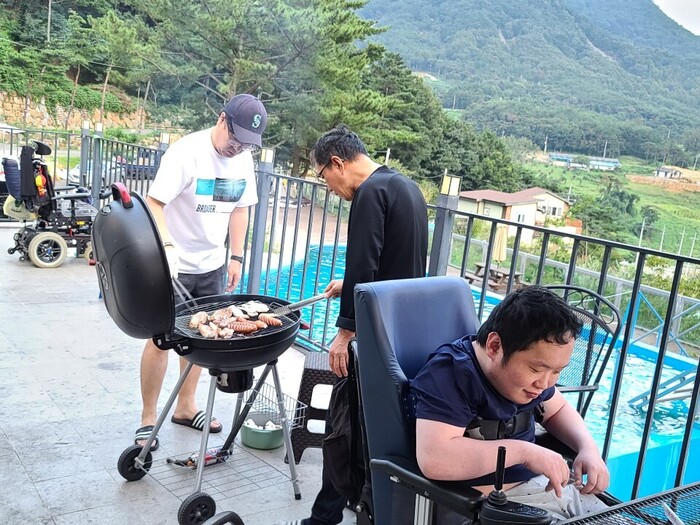 활동지원사분들이 고기굽는 중 활동지원사분들이 고기굽는 중