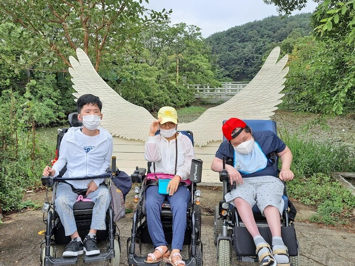 김자운, 전지현, 전연식 천사 날개 앞에서 한컷