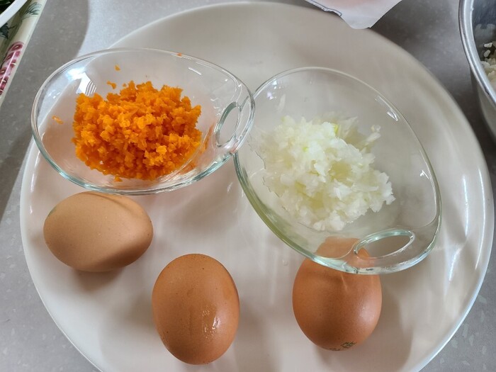 쌀밥, 당근다진것,양파 다진것, 계란이 놓여진 접시 사진 쌀밥, 당근다진것,양파 다진것, 계란이 놓여진 접시 사진
