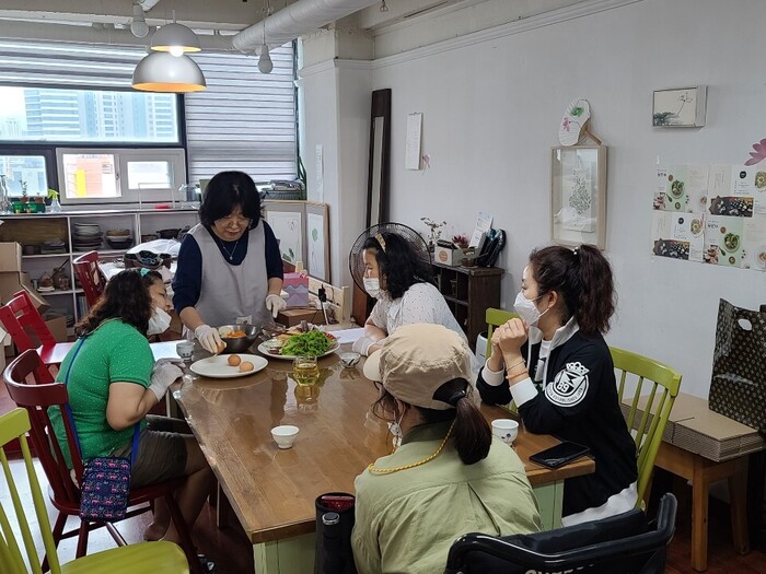 요리재료를 설명하는 강사님 말씀을 듣고 있는 지향씨,영신씨,지현씨 요리재료를 설명하는 강사님 말씀을 듣고 있는 지향씨,영신씨,지현씨