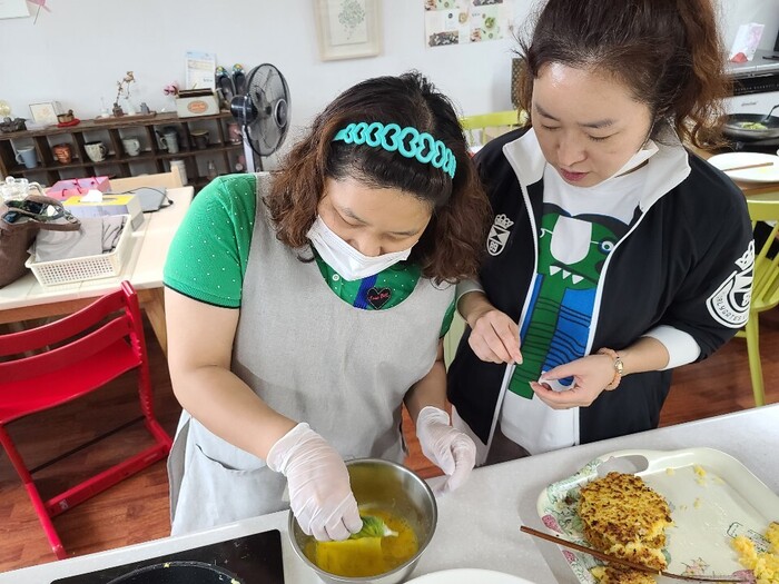 말아놓은 깻잎에 계란을 묻히는 지향씨 말아놓은 깻잎에 계란을 묻히는 지향씨