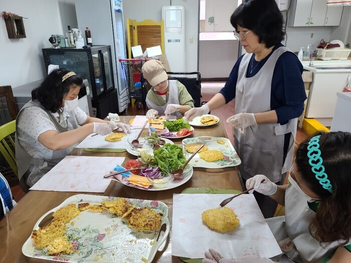 밥패티위에 각종 야채등 재료들을 넣고 있는 마리두 식구들 밥패티위에 각종 야채등 재료들을 넣고 있는 마리두 식구들
