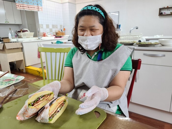 지향씨가 만든 버거를 보고 좋아하면 웃는 사진 지향씨가 만든 버거를 보고 좋아하면 웃는 사진