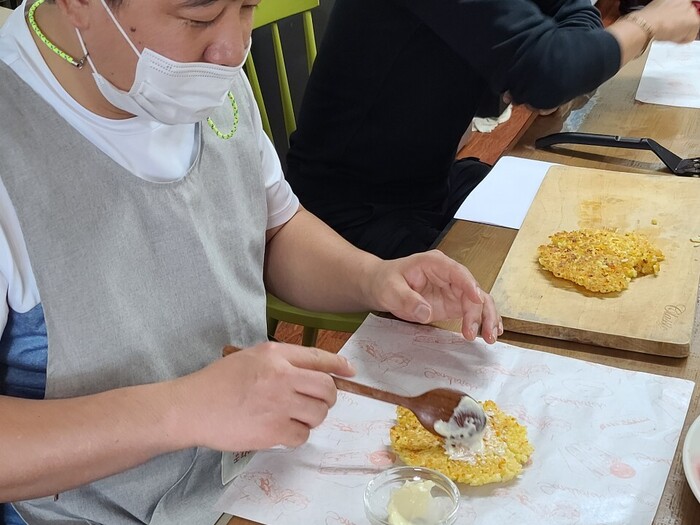 밥 패티에 마요네즈를 바르고 있는 김정민씨 밥 패티에 마요네즈를 바르고 있는 김정민씨