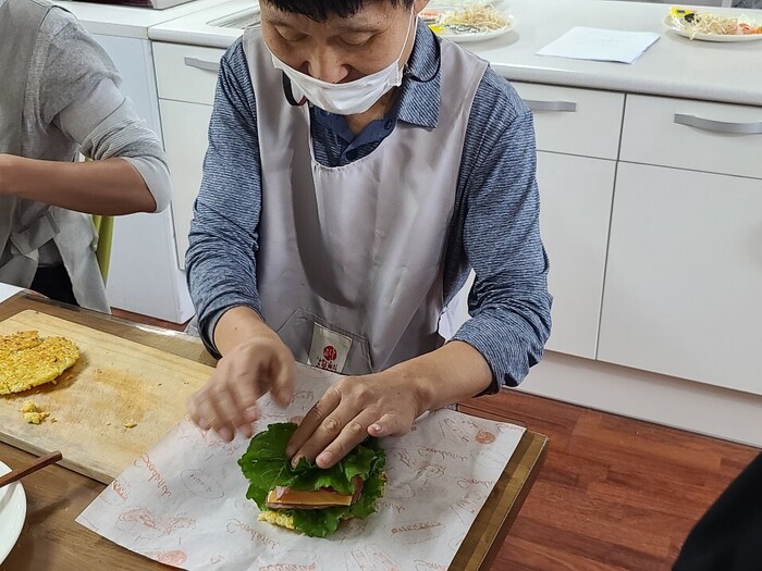 패티위에 재료를 놓고 있는 이경우씨 패티위에 재료를 놓고 있는 이경우씨
