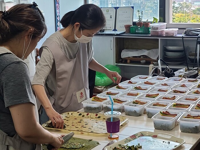 완성된 음식들을 일회용 용기에 담는 사진 완성된 음식들을 일회용 용기에 담는 사진