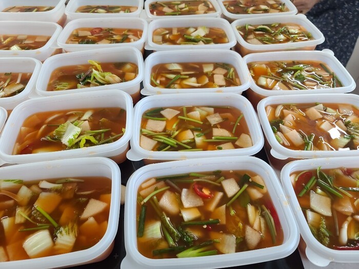 물김치를 일회용 용기에 담은 사진 물김치를 일회용 용기에 담은 사진