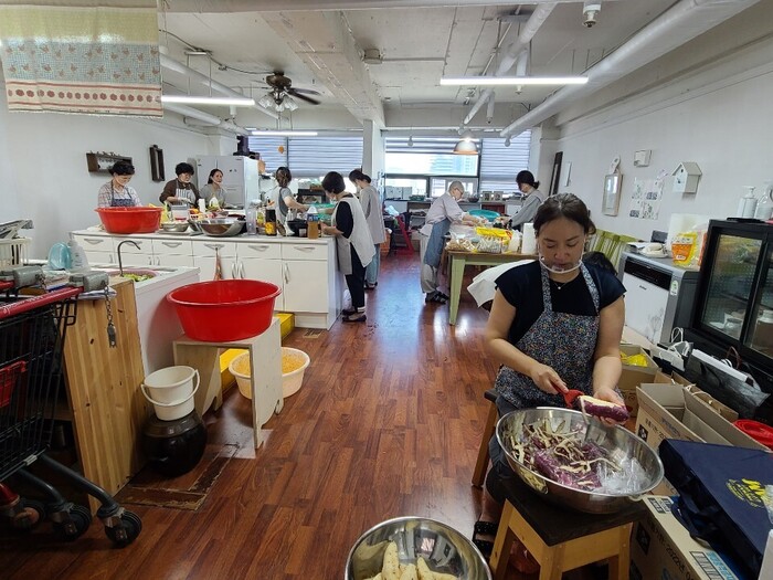 자원봉사자들이 명절음식 만들기를 하고 있는 전체 사진 자원봉사자들이 명절음식 만들기를 하고 있는 전체 사진