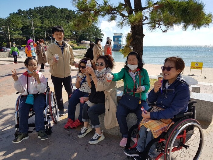 송정 바닷가 소나무 그늘아래서 아이스크림 먹는 단체사진 송정 바닷가 소나무 그늘아래서 아이스크림 먹는 단체사진