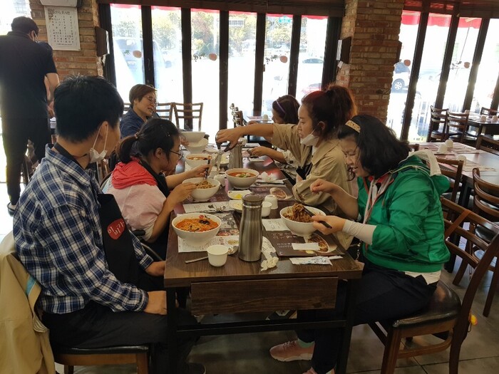 식당에서 점심 식사 하는 모습 식당에서 점심 식사 하는 모습