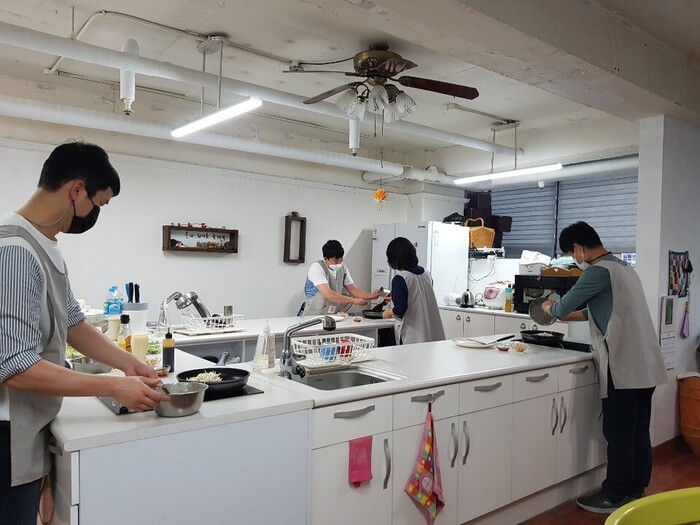 오늘의 요리 오코노미야끼, 돈까스 샐러드를 경우,강이,신우,정민씨가 강사님의 도움으로 요리하는 사진