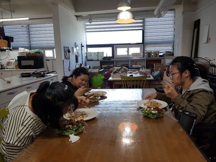 완성된 요리 먹는 마리원 식구들 완성된 요리 먹는 마리원 식구들