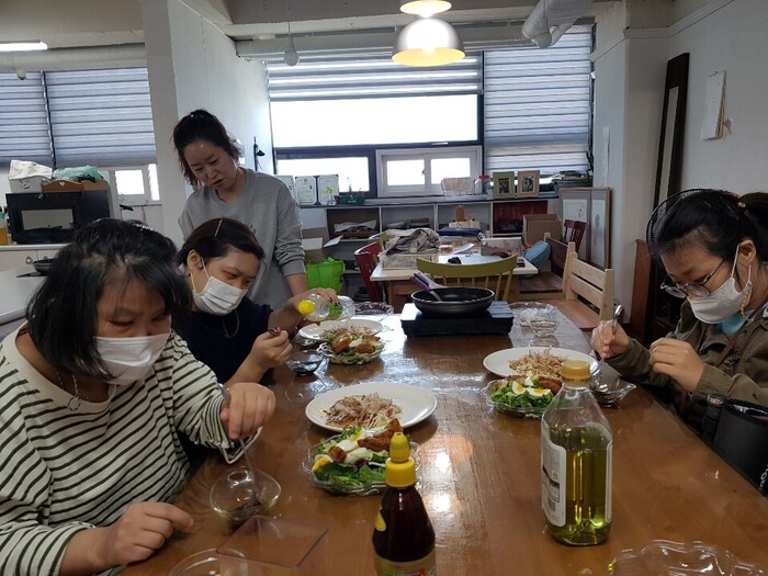 권지향, 유영신, 전지현씨 요리 마무리 하고 있는 모습 권지향, 유영신, 전지현씨 요리 마무리 하고 있는 모습