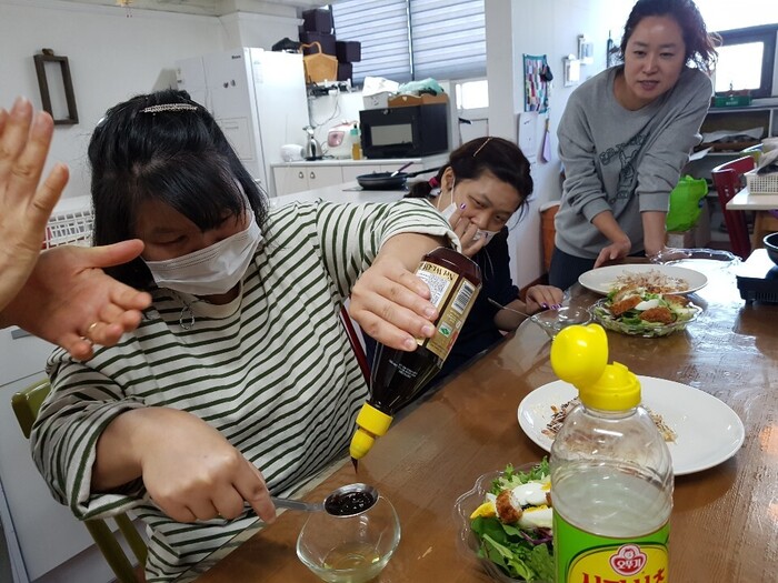 유영신씨 권지향씨 소스붓는 모습 유영신씨 권지향씨 소스붓는 모습
