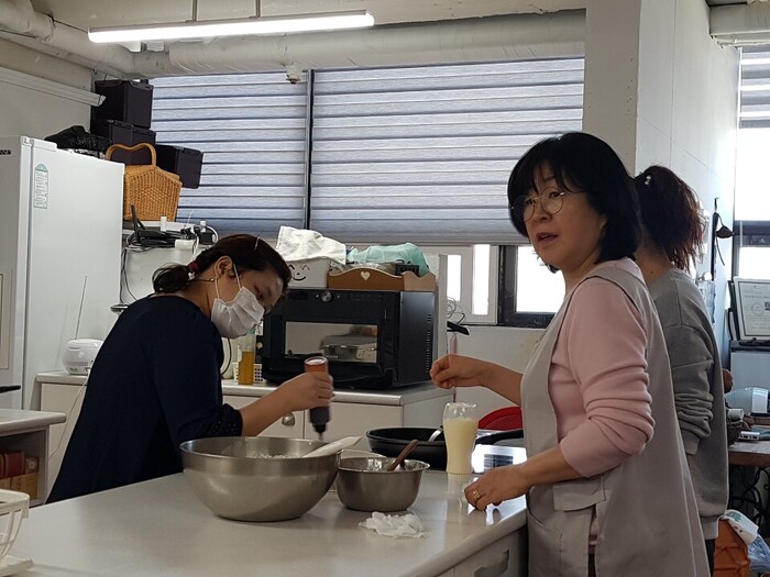 권지향씨 강사님과 함께 요리하는 모습 권지향씨 강사님과 함께 요리하는 모습