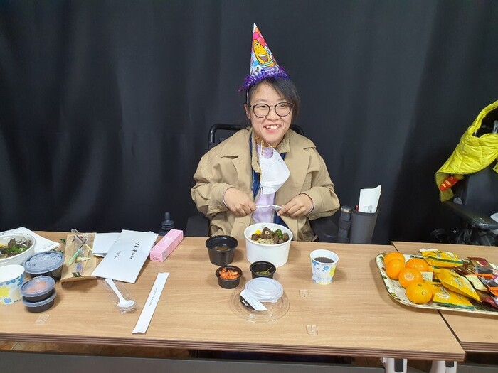 지현씨 꼬깔모자쓰고 환하게 웃고 있는 모습 지현씨 꼬깔모자쓰고 환하게 웃고 있는 모습