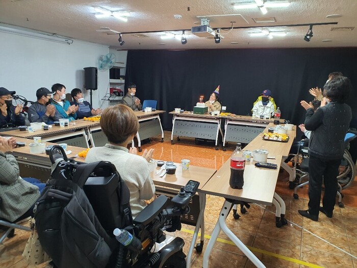마리두 오픈하우스에 자립한 친구들과 마리원 식구들와서 파티하는 모습 마리두 오픈하우스에 자립한 친구들과 마리원 식구들와서 파티하는 모습