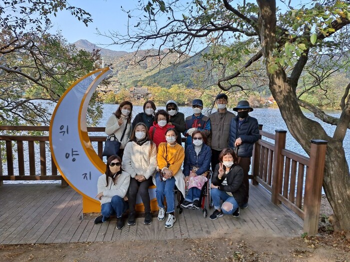위양지 포도존에서 단체사진 위양지 포도존에서 단체사진