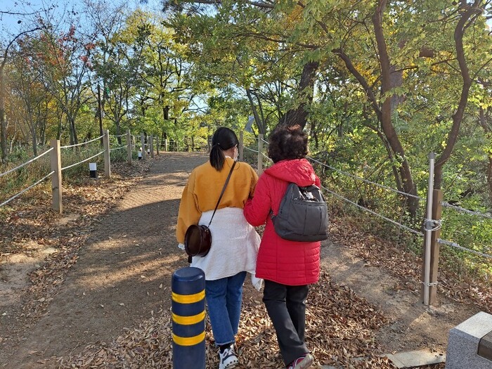 송선희씨와 아미씨 걸어가는 모습 송선희씨와 아미씨 걸어가는 모습