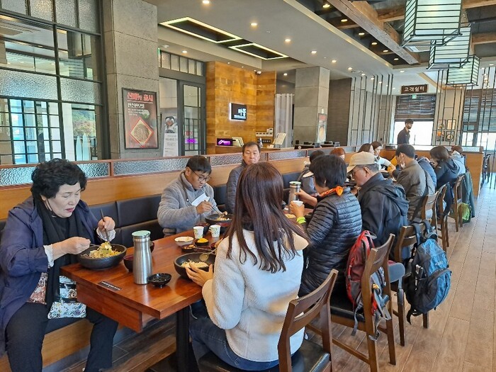 식당에서 식사하는 모습 식당에서 식사하는 모습