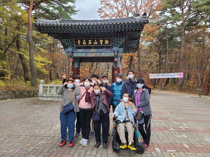 석남사 앞에서 단체사진 석남사 앞에서 단체사진