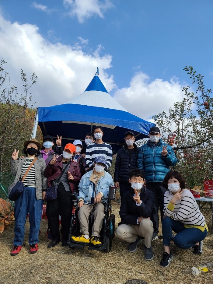 사과밭에서 단체사진 사과밭에서 단체사진