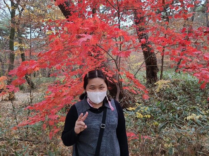 단풍나무 밑에 서있는 권지향님 단풍나무 밑에 서있는 권지향님