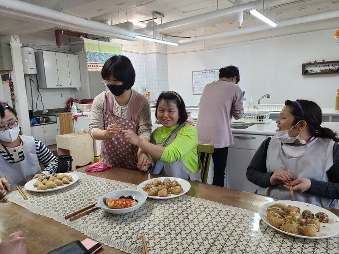 유부초밥을 나눠 먹는 사진 유부초밥을 나눠 먹는 사진