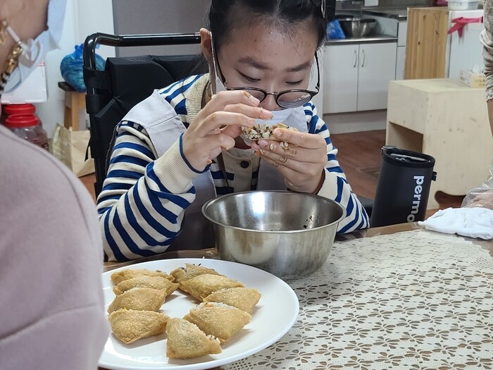 양념 된 밥을 유부안에 넣고 있는 전지현씨 양념 된 밥을 유부안에 넣고 있는 전지현씨