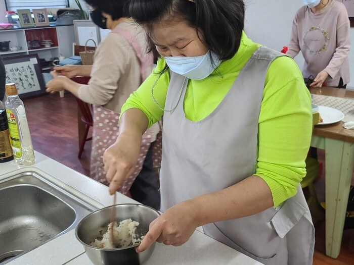 재료들을 볼에 담아 비비고 있는 유영신씨 재료들을 볼에 담아 비비고 있는 유영신씨