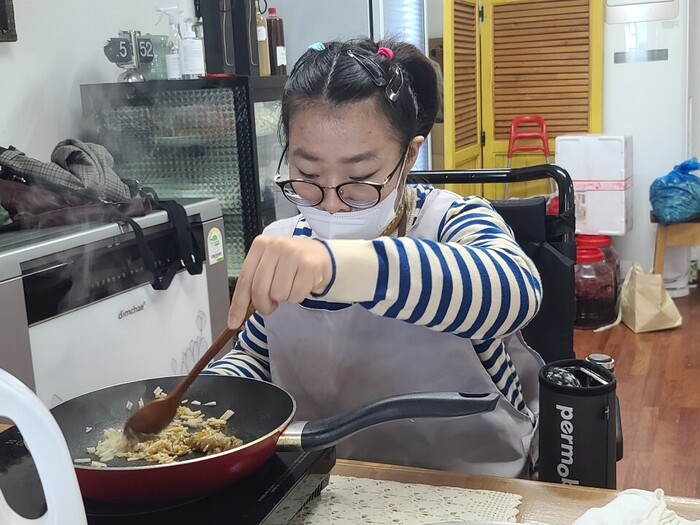 우엉을 후라이팬에 볶고 있는 전지현씨 사진 우엉을 후라이팬에 볶고 있는 전지현씨 사진