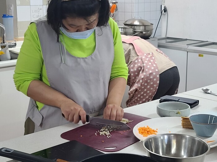 우엉을 썰고 있는 유연신씨 사진 우엉을 썰고 있는 유연신씨 사진