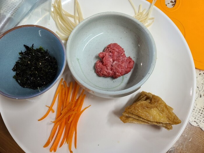 유부초밥(당근,우엉,소고기, 김, 유부) 재료가 접시에 담긴 사진 유부초밥(당근,우엉,소고기, 김, 유부) 재료가 접시에 담긴 사진