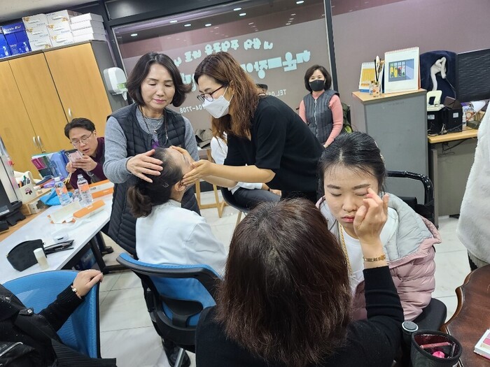 메이크업 중 메이크업 중