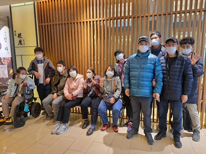 긴자 앞에서 단체사진 긴자 앞에서 단체사진