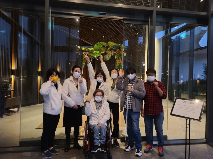 어두워진 숙소앞에서 단체사진 어두워진 숙소앞에서 단체사진