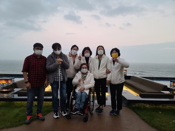 바다를 배경으로 단체사진 바다를 배경으로 단체사진
