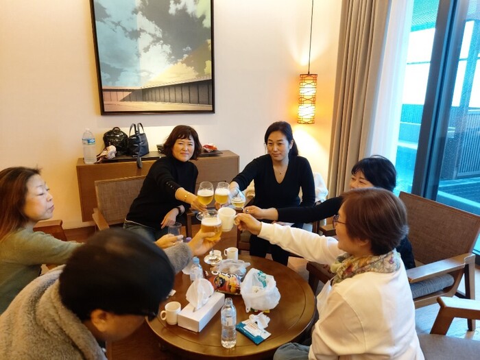 숙소 안에서 다과 먹는 중 숙소 안에서 다과 먹는 중