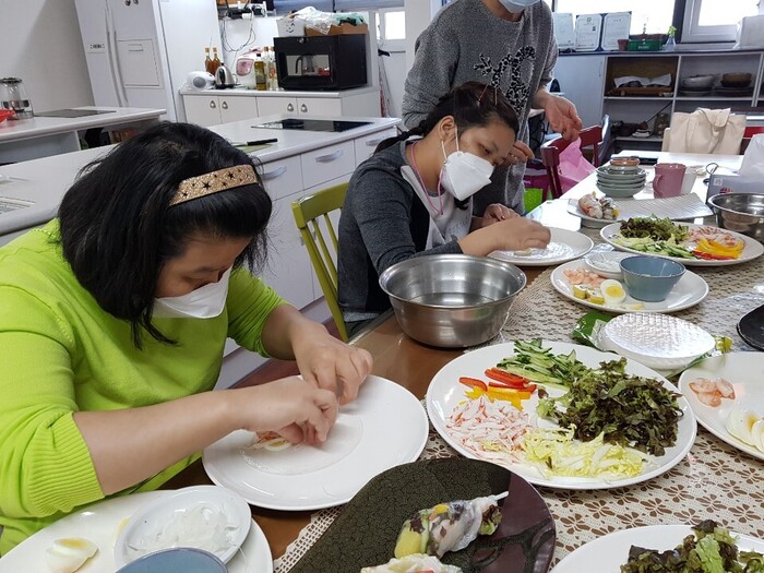 준비된 재료로 월남쌈을 만들고 있는 영신, 지향씨 준비된 재료로 월남쌈을 만들고 있는 영신, 지향씨