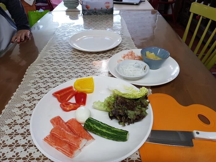 채 썰기전에 월남쌈 재료들(게맛살, 오이, 배추, 상추, 파프리카등) 채 썰기전에 월남쌈 재료들(게맛살, 오이, 배추, 상추, 파프리카등)