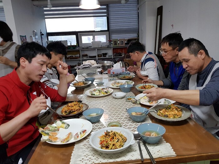 완성된 요리 먹고 있는 마리원 식구들 완성된 요리 먹고 있는 마리원 식구들