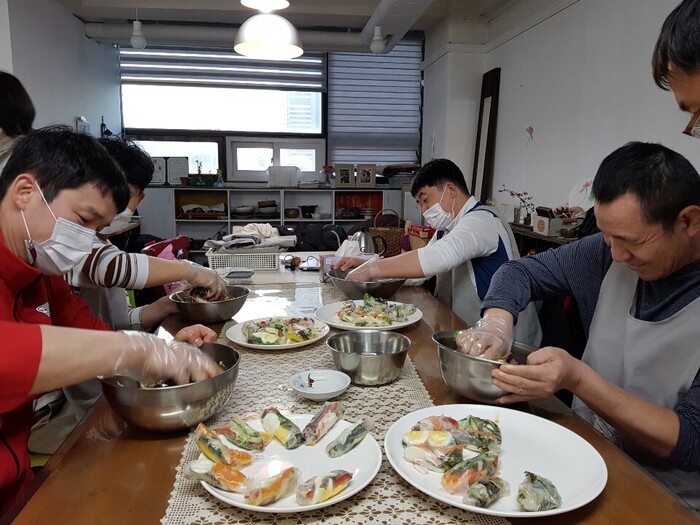 골뱅이 소면 버무리고 있는 마리원식구들 골뱅이 소면 버무리고 있는 마리원식구들