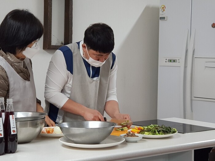 선생님 설명들으며 재료손질하는 김정민씨 선생님 설명들으며 재료손질하는 김정민씨