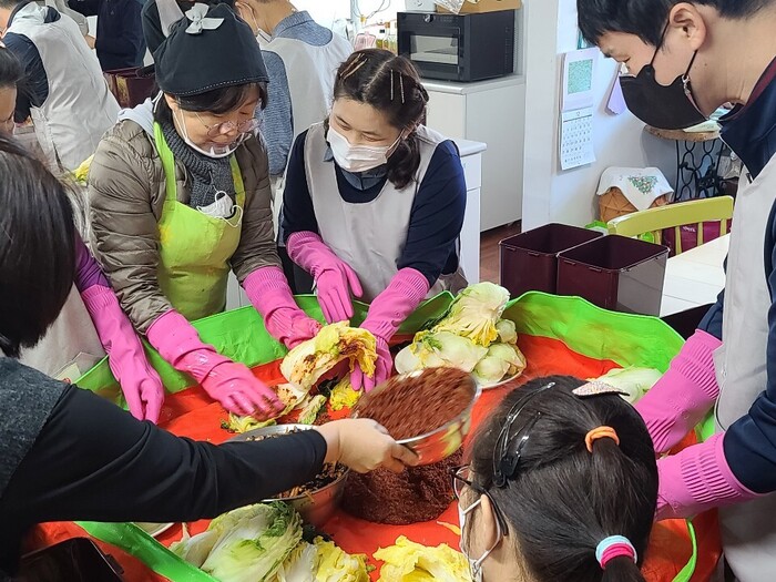 선생님이 체험홈 식구들에게 속 넣는 방법 알려 주고 있는 모습 선생님이 체험홈 식구들에게 속 넣는 방법 알려 주고 있는 모습