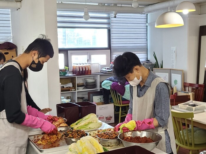 정우, 이경우씨 배추 속 넣는 모습 정우, 이경우씨 배추 속 넣는 모습