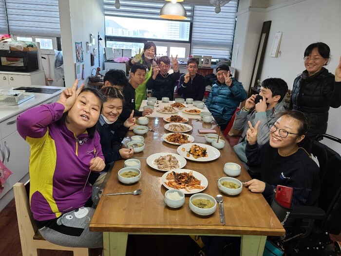김치와 수육먹는 체험홈 식구들 전체 모습 김치와 수육먹는 체험홈 식구들 전체 모습
