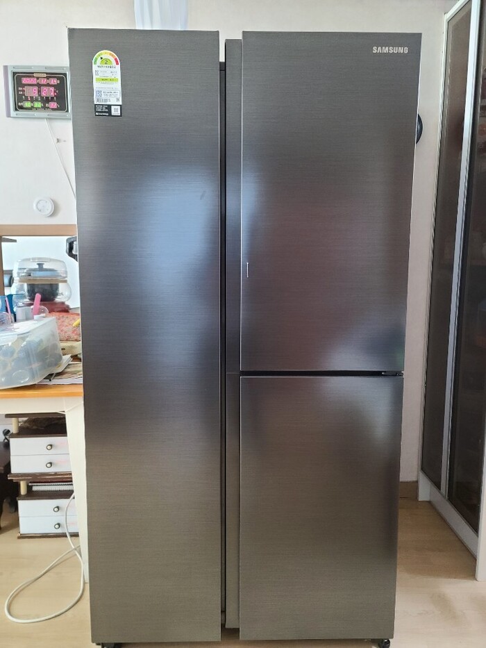설치 된 새 냉장고 사진