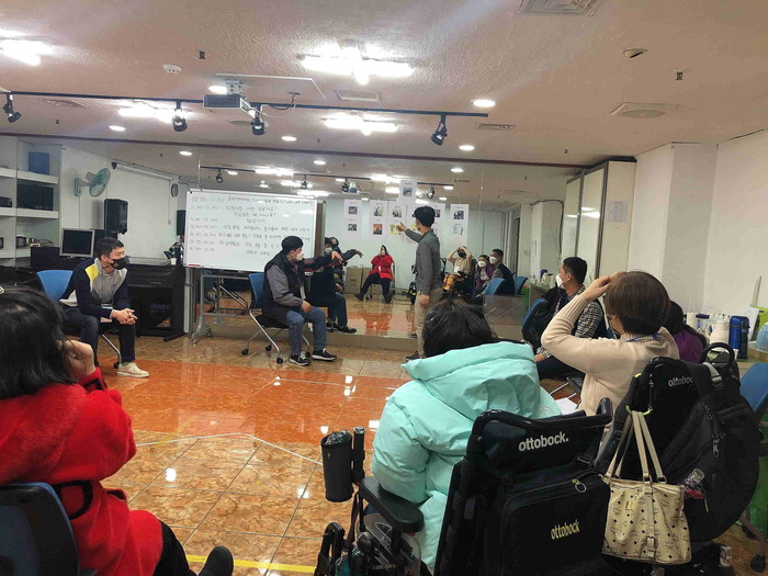 이경우씨 거울에 붙여있는 사진 설명하고 있는 모습 여러가지 직업 사진을 보고 아는것을 설명하고 있는 이경우씨 사진