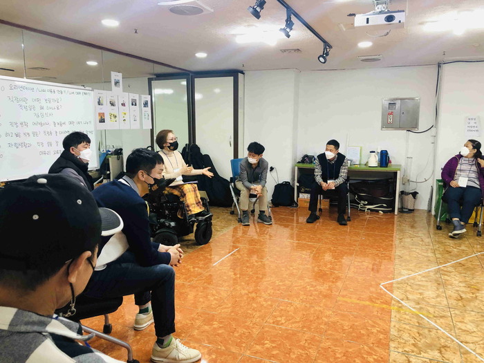 둥그렇게 앉아서 서로 이야기 하는 모습 둥그렇게 앉아서 서로 이야기 하는 모습
