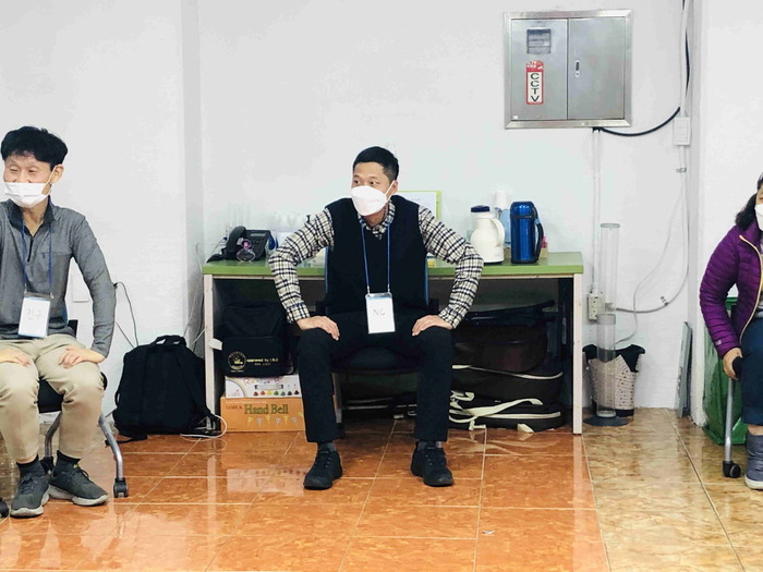 강사의 진행에 관한 설명에 집중하고 있는 박정우, 이경우씨 사진